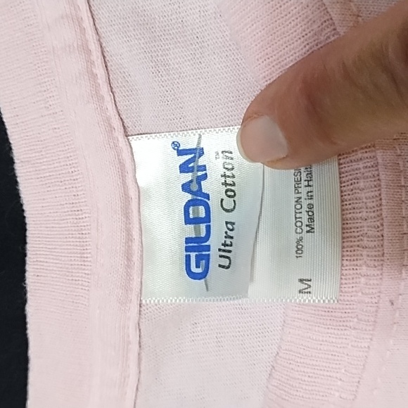 Elvis. Short sleeve tee blazing an image of young Elvis on pink background.Sz M - Picture 3 of 4